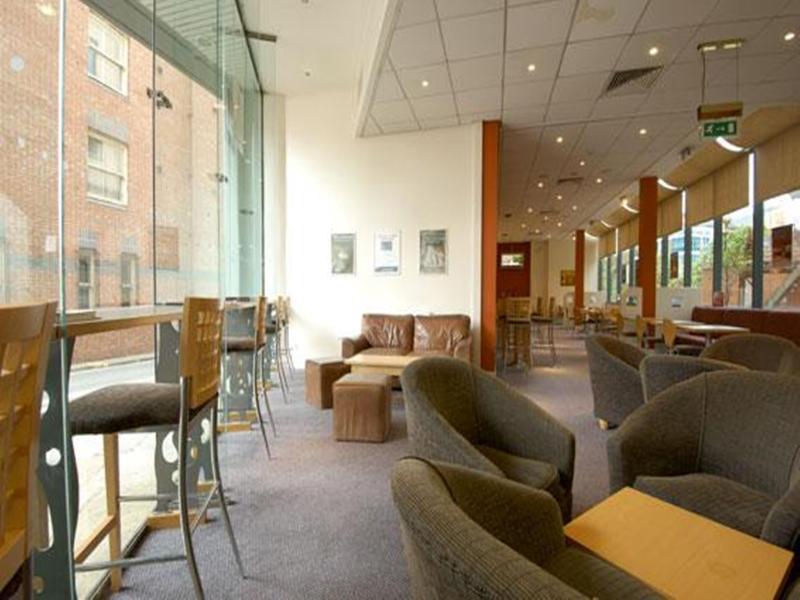 Travelodge Leeds Central エクステリア 写真
