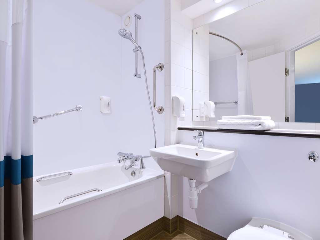 Travelodge Leeds Central エクステリア 写真