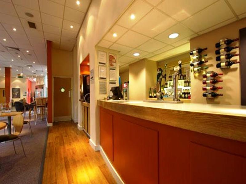 Travelodge Leeds Central エクステリア 写真
